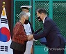 애국장 추서하는 문 대통령