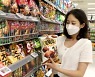 [게시판] 오리온 '꼬북칩 초코츄러스맛' 1년만에 3천만봉 판매