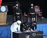 유해 인수인계서 서명 지켜보는 문재인 대통령