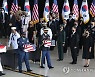 유해 운구하는 의장병