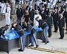 관포교체 지켜보는 문재인 대통령