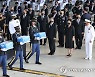유해 운구하는 의장병
