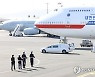 유해 운구하는 의장병