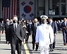 공군 1호기로 이동하는 문 대통령
