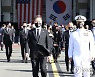 공군 1호기로 이동하는 문 대통령
