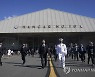 공군 1호기로 이동하는 문 대통령