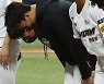 90도로 허리 숙인 안우진