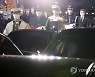 유해 운구 지켜보는 문 대통령