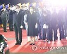 국군 전사자 유해에 경례하는 문 대통령