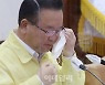 [포토] 마스크 벗는 김부겸 총리