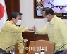 [포토] 중대본 참석하는 총리와 행안부장관