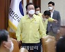 [포토] 중대본 참석하는 국무총리