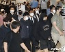 방탄소년단, 팬들 환호 속 입국