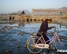 자전거를 미는 아프간 소년