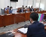 與 제시한 수정안 지적하는 전주혜 野 의원