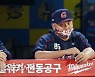 콩거코치와 함께 그라운드 응시하는 서튼 감독[포토]