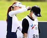 김효주에게 선크림을 발라주는 유현주, 너무 다정한 우리 사이! [포토]