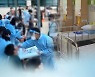 접종률 오르는데 확진자 급증..재택치료 전국 확대