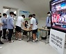 고교생 옷깃에 '세 손가락 배지'를.. 예상이 적중했다 [아이들은 나의 스승]