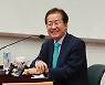 모교 찾아 '조민 입학 취소' 촉구한 洪 "'조국수홍'은 祖國 수호하는 홍준표라는 뜻" 너스레
