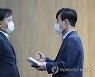 민경욱 전 의원과 대화하는 하태경 대선 경선 예비후보
