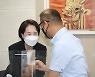 인사하는 유은혜 부총리