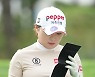 [포토]유수연 '꼼꼼히 살펴본다'