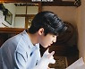 DAY6 도운, 데뷔 첫 디싱 '문득' 세 번째 콘셉트 포토 3종 공개