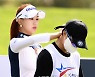 김효주에게 선크림을 발라주는 유현주, 아일랜드CC를 부러움으로 물들게 한 절친의 우정!
