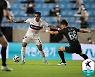 [b11 현장] '굳이 왜'.. 수원 FC 무릴로, 애꿎은 관중들 향해 공 쏘며 '감정 분출'