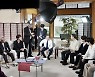 BTS '수화 안무' 따라한 文 "세계인에 통합메시지 전달"