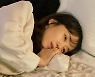 '인간실격' 전도연·류준열, 한 침대 위 어색한 눈맞춤