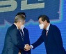 악수하는 이낙연·이재명 후보