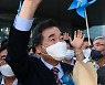 지지자들에게 손인사하는 이낙연