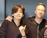 쉿! 방탄소년단 뷔 목소리에 집중..크리스 마틴 '특별한 애정'