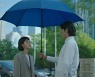 '유미의 세포들' 김고은X안보현, 빗속 우산 로맨스 '심쿵엔딩' [종합]
