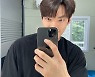 '신민아♥' 김우빈, 역삼각형 피지컬로 '민낯' 셀카..손도 섬섬옥수네