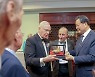 임진강전투 70주년 기념품 전달