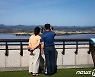 북녘 바라보는 관람객