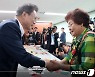 文대통령, '치매국가책임제' 직접 작명..靑 "강력한 의지"