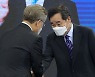 '경선 마치고 악수 나누는 이재명·이낙연 후보'