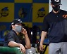 두산-한화 벤치의 신경전..무관중 경기라 생긴 해프닝으로 일단락