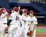 롯데전 11-2 승리 자축하는 키움 선수들[포토]
