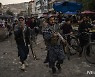 "탈레반, 범죄 용의자 4명 시신 기중기에 매달아 공개"