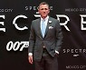 돌아온 007.. '마블' 샹치 잡고 기대 이상 성적 올릴까