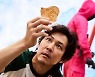 '달고나·양은 도시락'까지..'오징어게임 굿즈' 해외서 난리났다