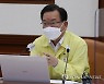 대화하는 김부겸 총리