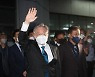 손 인사하는 이재명