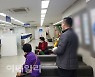 "이체하는데 1시간 기다리라니"..금소법 첫 날, 은행 가보니