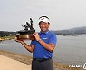 한국인 첫 PGA 챔피언스 투어 우승컵 든 최경주